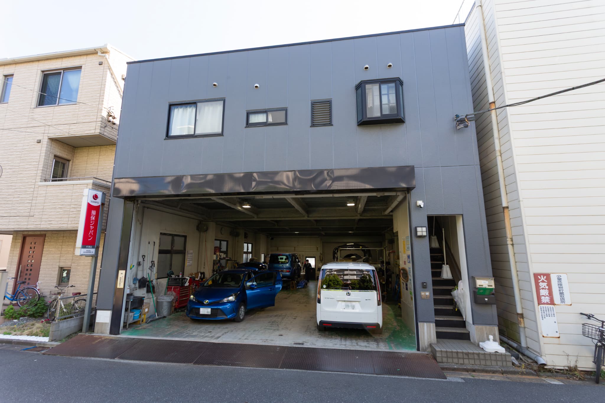 板金塗装工場の外観写真