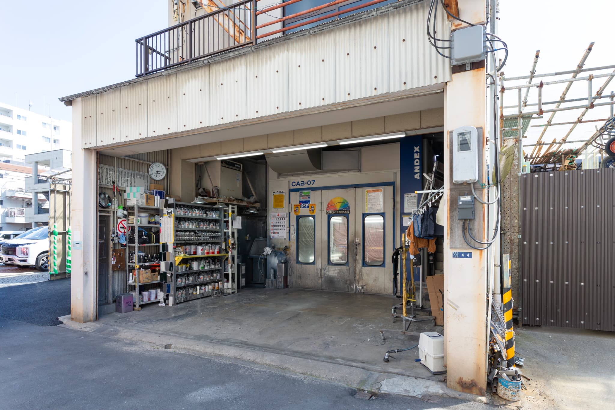 板金塗装工場の内観写真