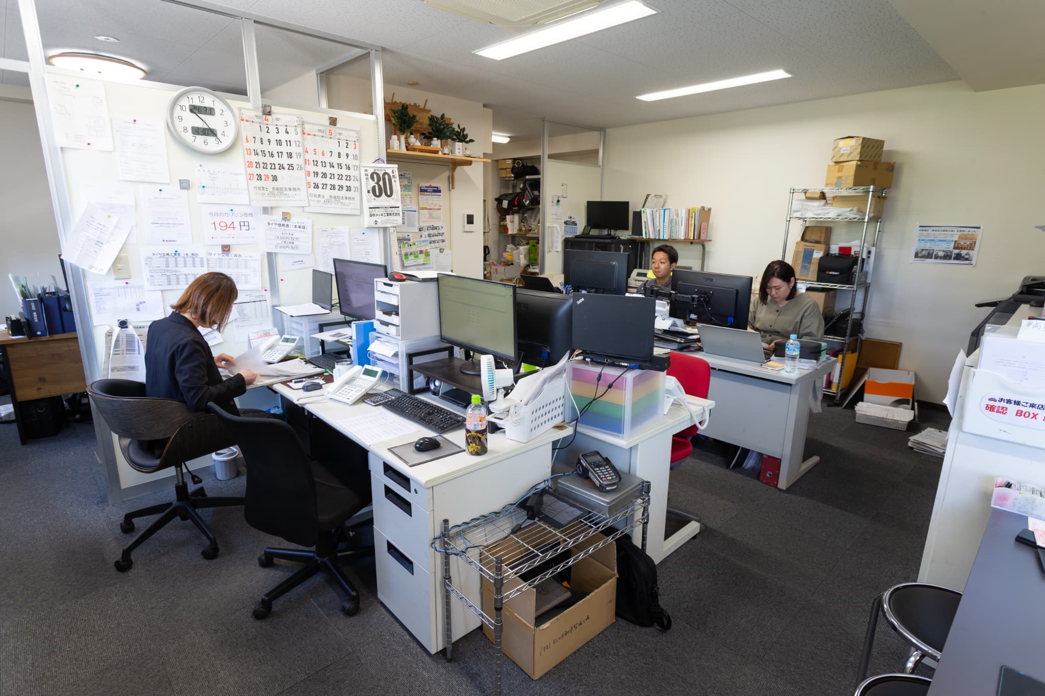 従業員の事務作業風景