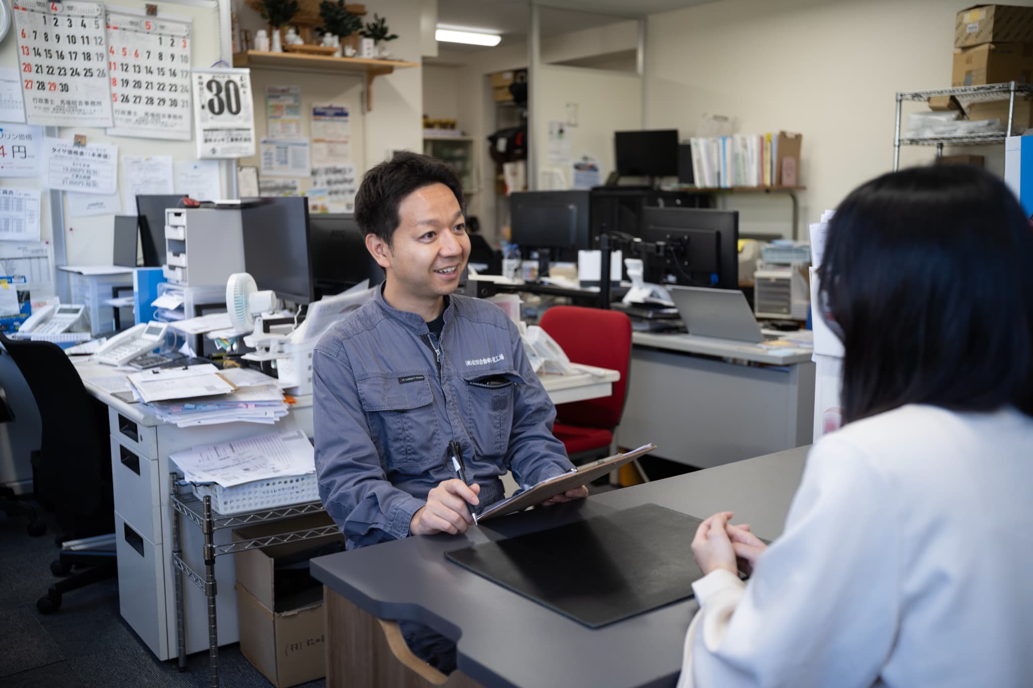 整備士とお客様が話している写真